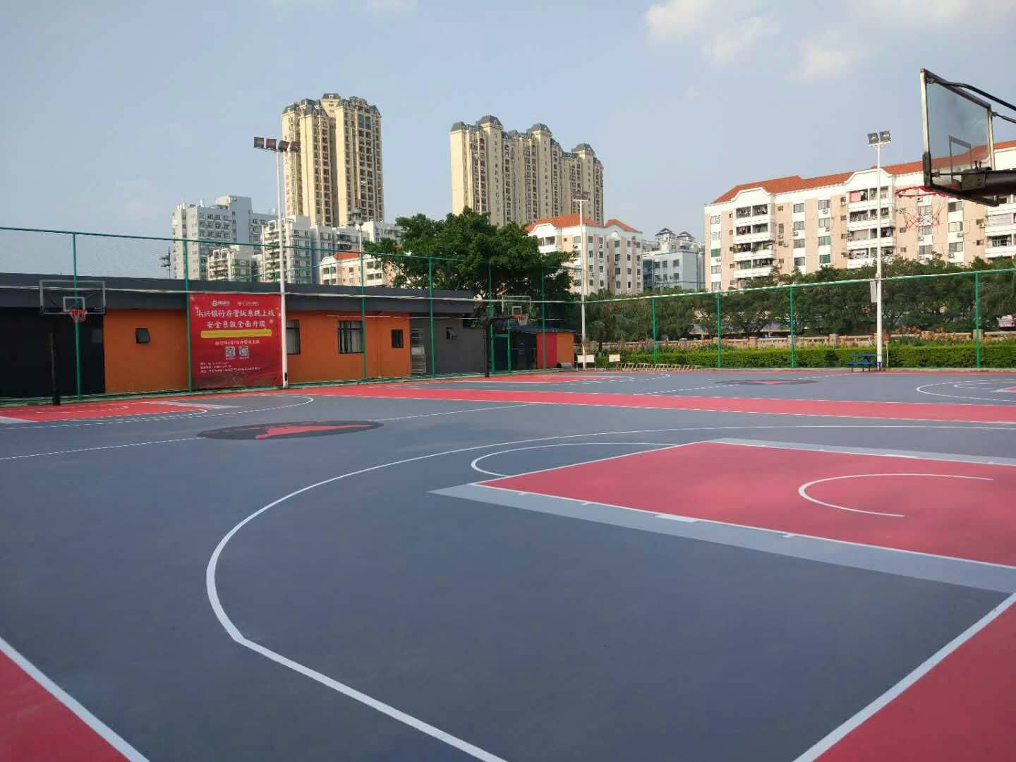 塑胶篮球场造价要多少 塑胶篮球场造价要多少