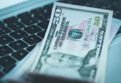 邮政怎么存钱进银行卡：邮政储蓄银行线下网点及手机银行操作指南